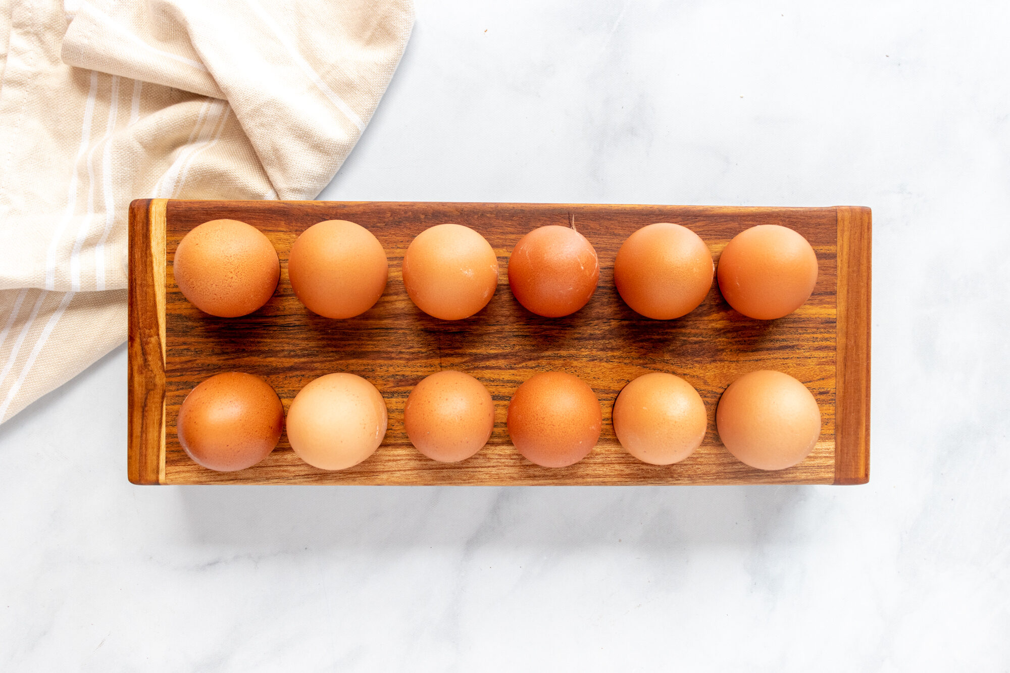 tabla de madera para huevos