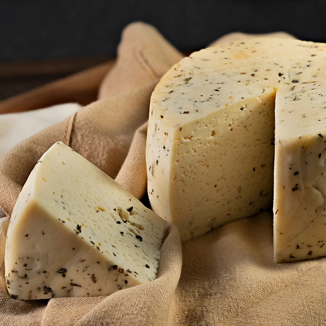 Queso-Maduro-con-albahaca-artesanal-–-Herencia